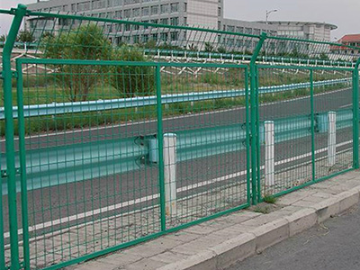 护栏网表面热浸锌与喷塑工艺对比