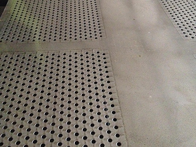 圆孔网材质的耐候性对比研究